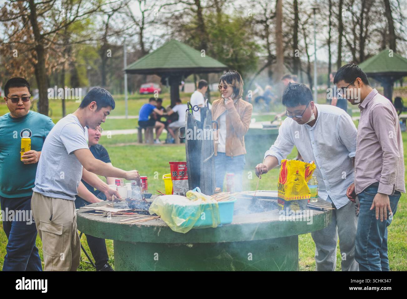 Groupe de Chinois grillant à l'extérieur. Banque D'Images