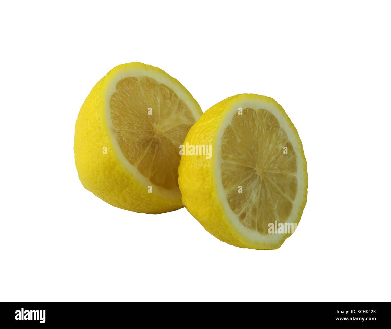 Une tranche de citron éclatante met en valeur son intérieur juteux et sa croûte jaune vif et ses chemins de coupe parfaits pour la cuisine saine et les thèmes des boissons. Banque D'Images