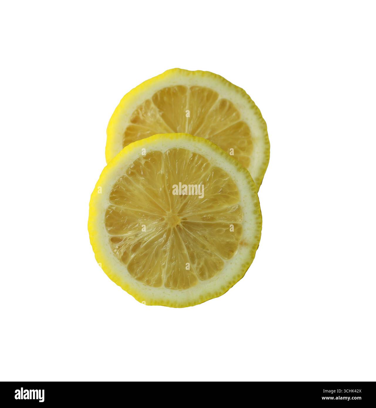 Une tranche de citron éclatante met en valeur son intérieur juteux et sa croûte jaune vif et ses chemins de coupe parfaits pour la cuisine saine et les thèmes des boissons. Banque D'Images