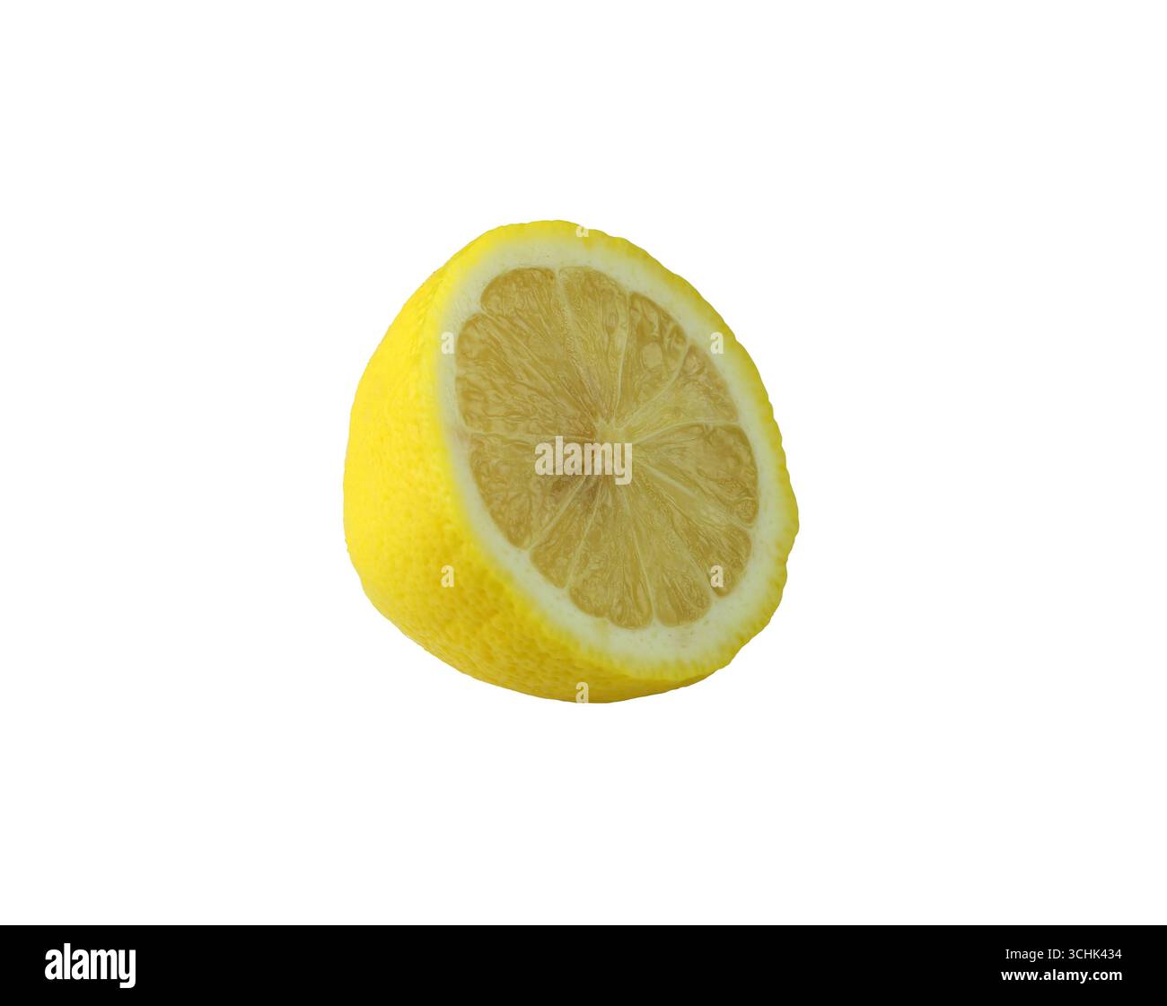 Une tranche de citron éclatante met en valeur son intérieur juteux et sa croûte jaune vif et ses chemins de coupe parfaits pour la cuisine saine et les thèmes des boissons. Banque D'Images