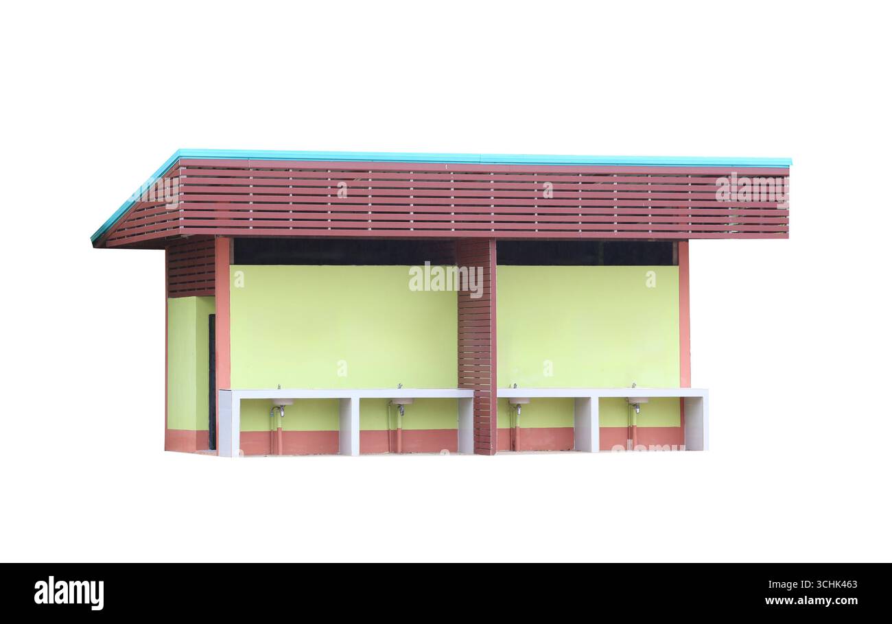 Une toilette publique avec une couleur vert clair et un toit brun isolé sur fond blanc et ont des chemins de détourage. Banque D'Images