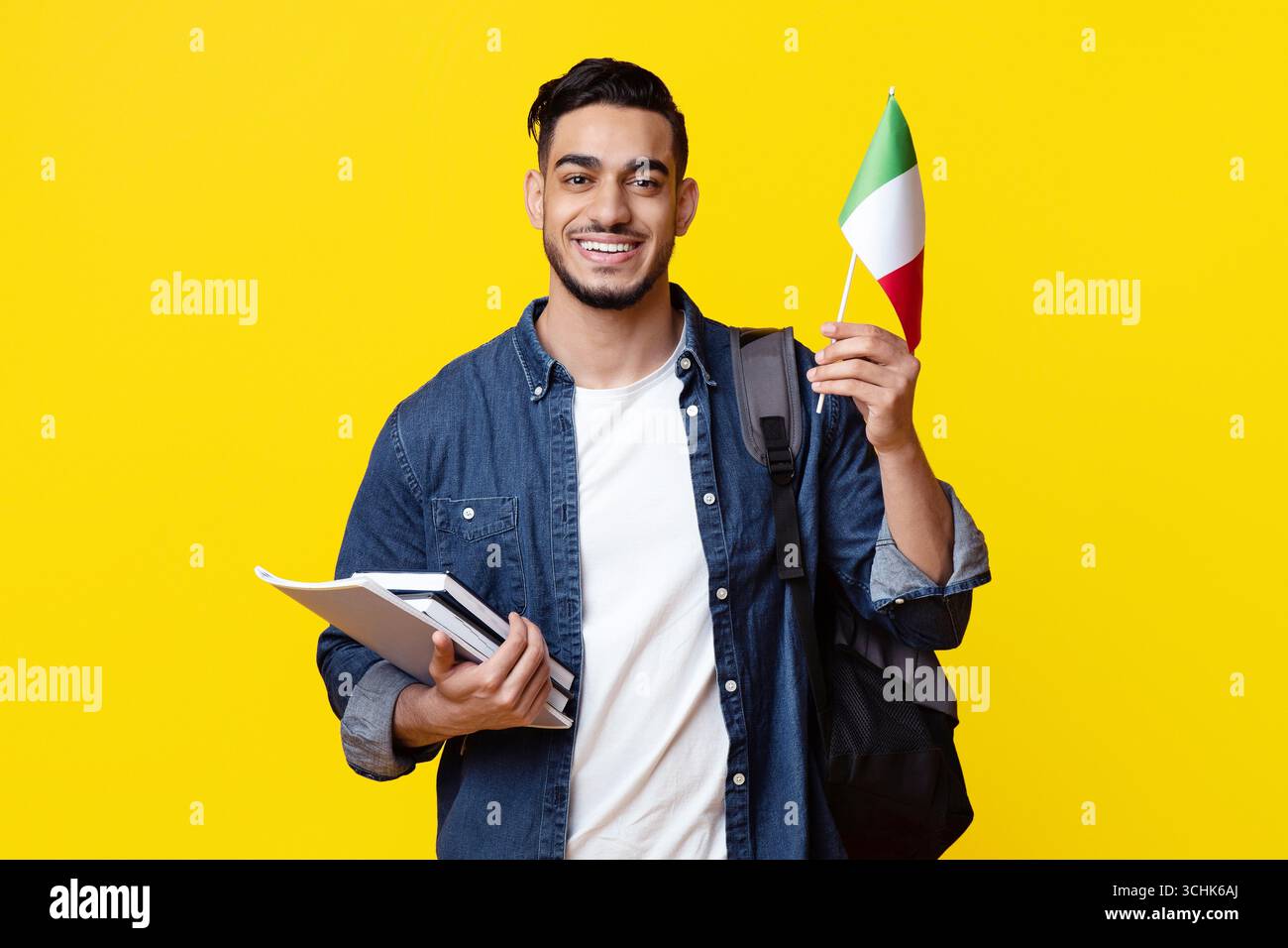 Joyeux étudiant moyen-oriental montrant le drapeau de l'Italie Banque D'Images