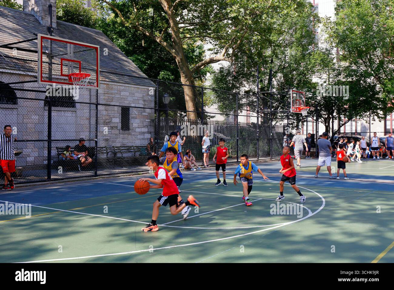 Jeunes enfants participant à la 30e édition du tournoi de basket-ball asiatique Asian 3 on 3 Blacktop Battle dans le quartier chinois de New York, le 20 juillet 2025 紐約 Banque D'Images