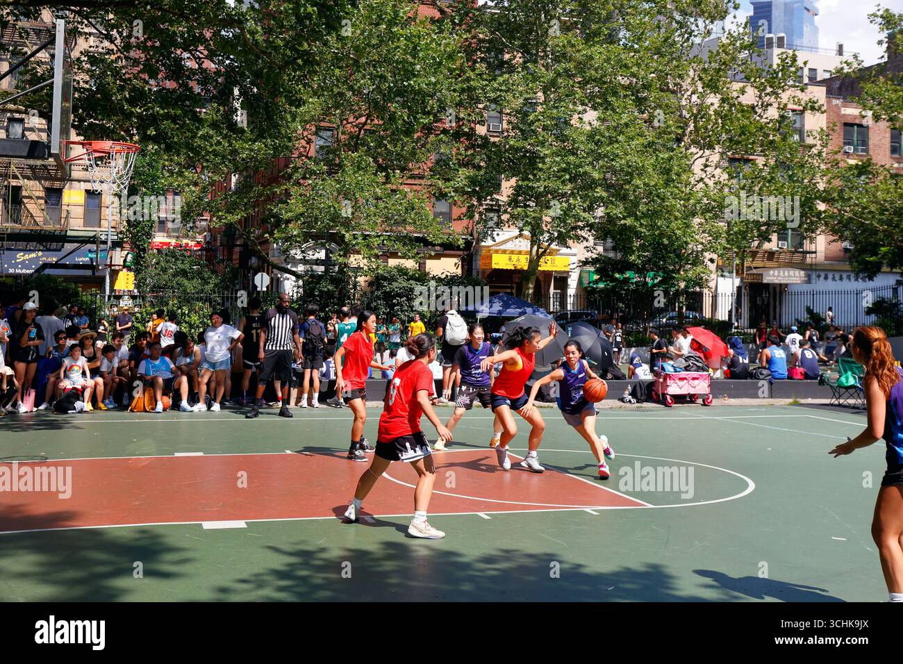 L'équipe féminine Two Bridges Elites participe au 30e tournoi asiatique de basket-ball Asian 3 on 3 Blacktop Battle dans le quartier chinois de New York, le 20 juillet 2025 紐約 Banque D'Images