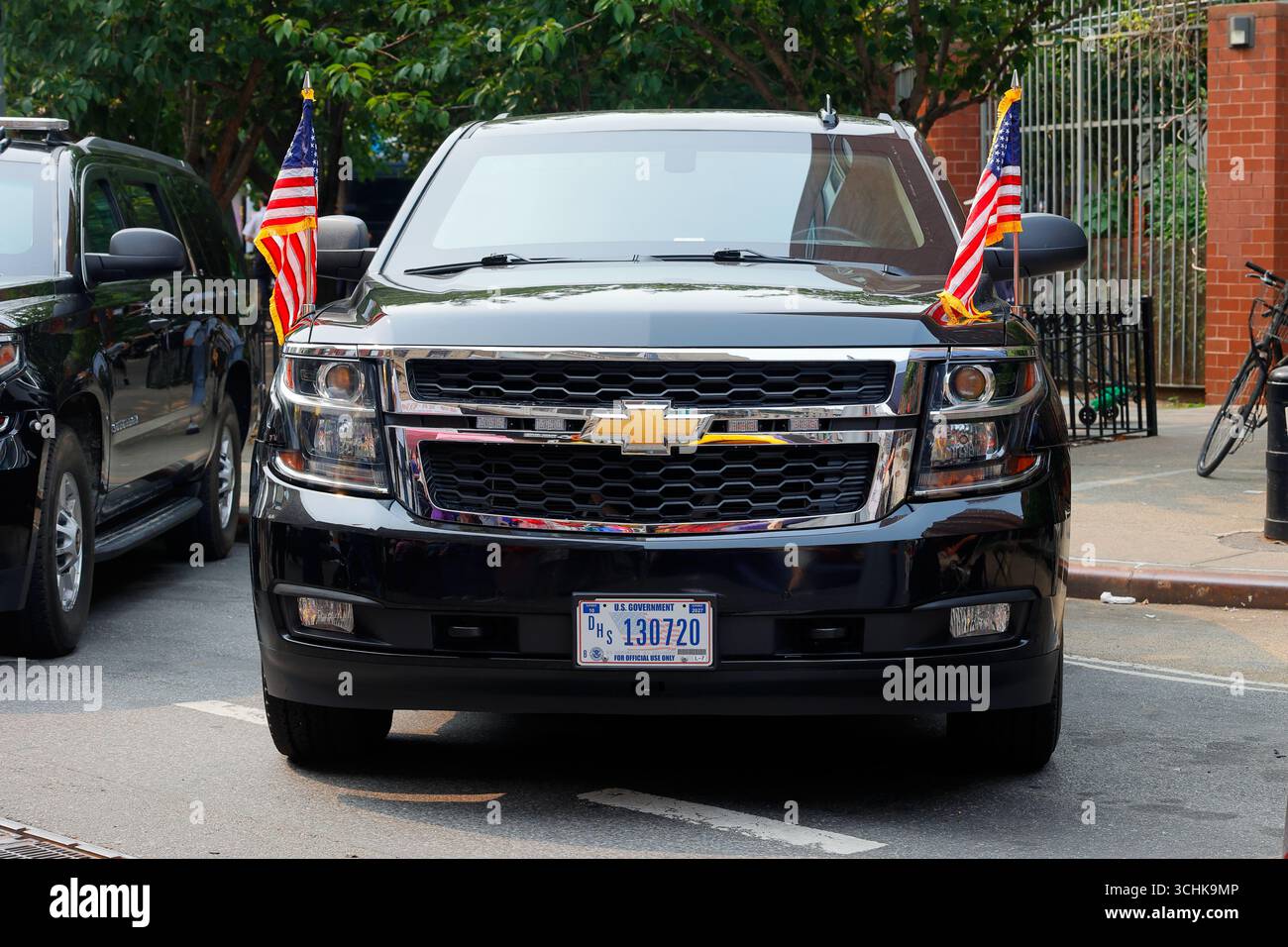 La calandre avant d'un véhicule de protection Chevrolet Suburban 3500HD Service secret équipé de drapeaux américains à franges dorées dans ses porte-drapeaux Banque D'Images