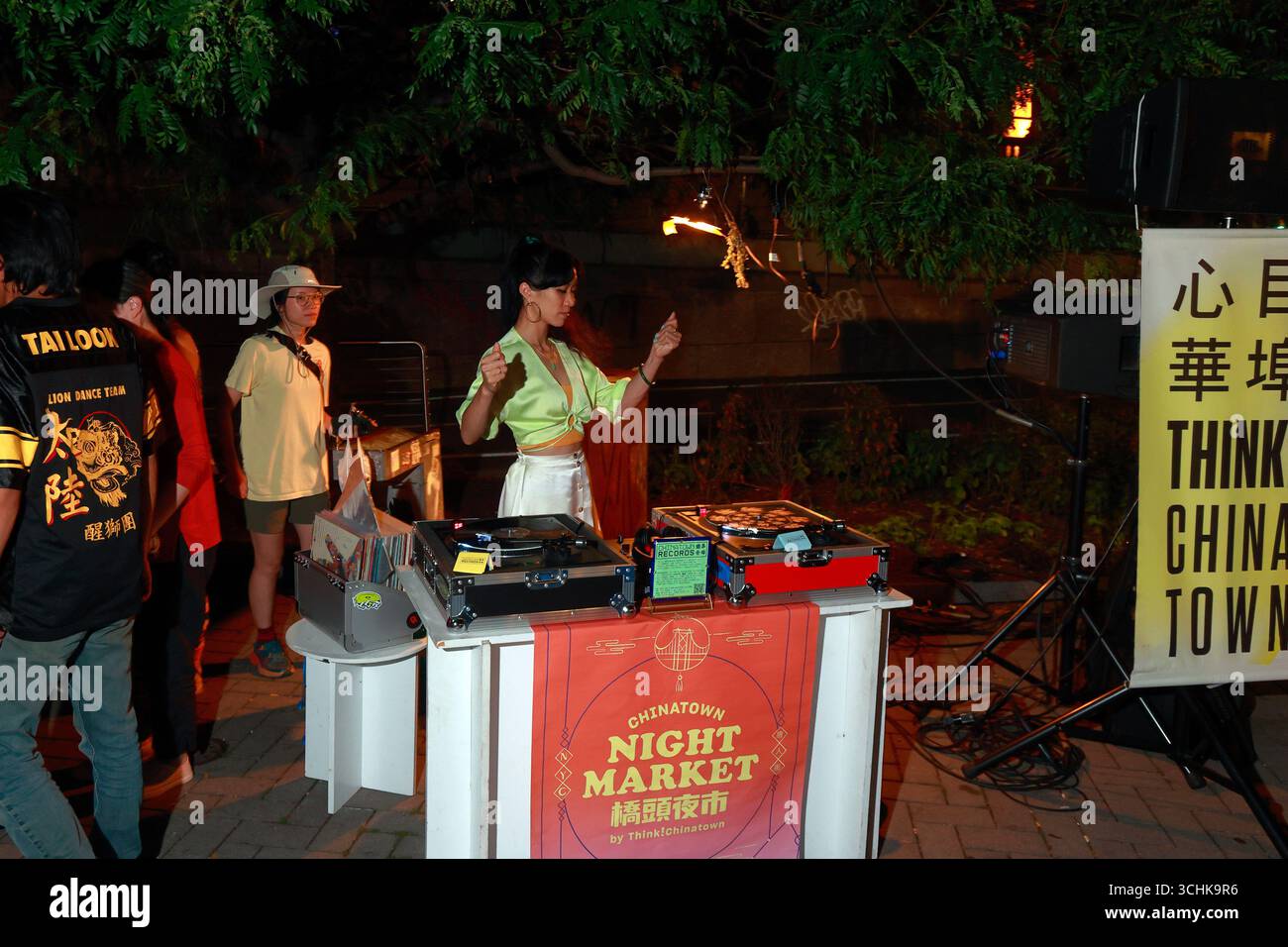Rochelle Kwan 瑤瑤 de Chinatown Records Project, Spinning Cantopop et Mandopop vinyl au Chinatown Night Market, New York, 15 août 2025 紐約 Banque D'Images