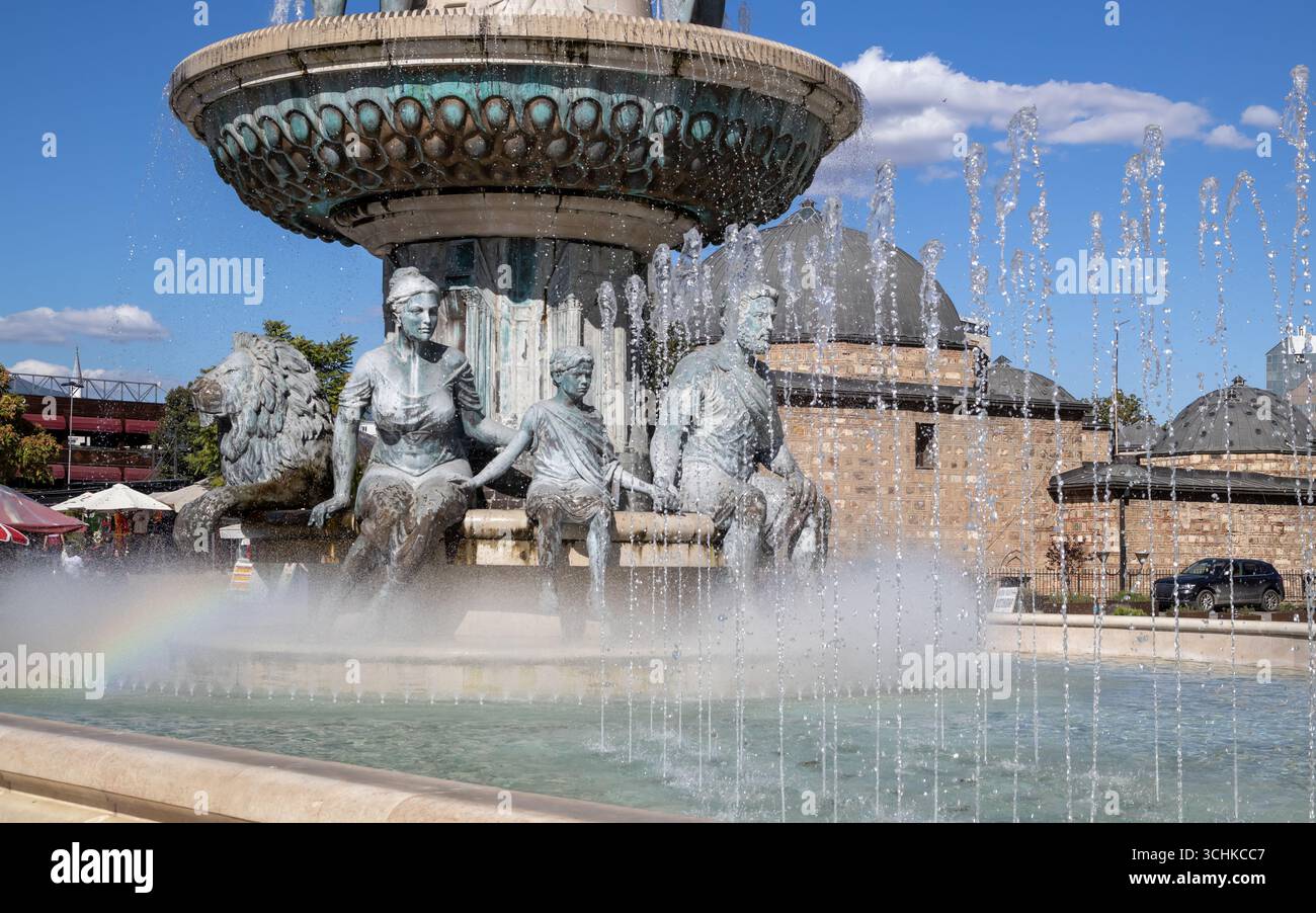 une fontaine sur la place principale de skopje représentant le guerrier sur une statue de cheval du roi philippe ii de macédoine, père d'alexandre le grand, sous un s bleu Banque D'Images