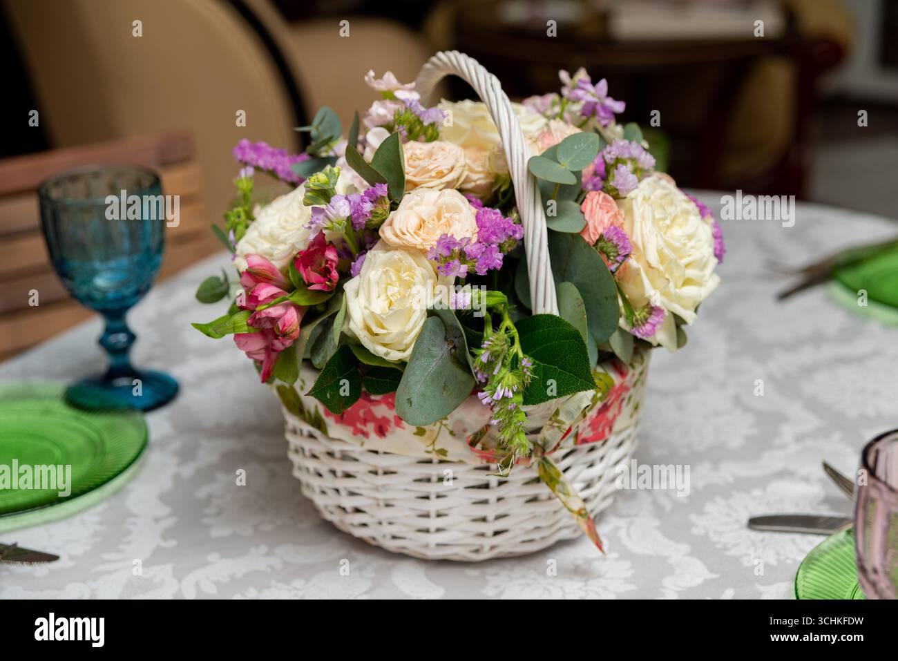 Un magnifique panier fleuri orné de roses et de fleurs assorties. pièce maîtresse parfaite pour toute célébration ou événement, ajoutant une touche d'élégance Banque D'Images