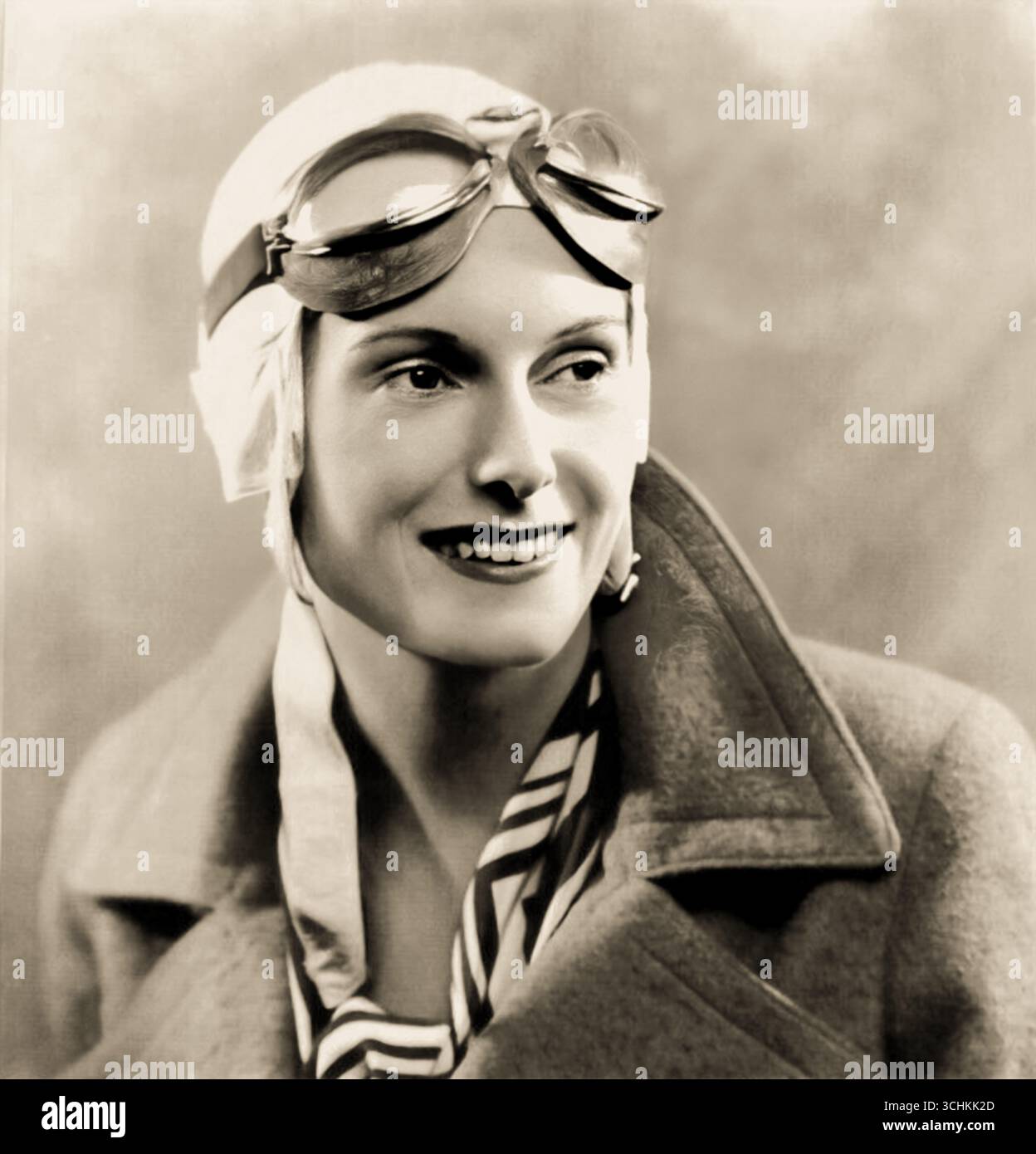 1937 , octobre , LONDRES , GRANDE-BRETAGNE : la célèbre femme aviateur néo-zélandais JEAN BATTEN ( 1909 - 1982 ) arrive à Lympne dans le Kent après son vol record de femme solitaire en provenance d'Australie , le 24 octobre 1937 . Photographe inconnu . - PIONIERE DELL' ARIA - PIONIERI DEL VOLO - FLY - RECORD - PIONIERS - AVIATRICE - AVIATORE - AVIAZIONE - MODA - FASHION - cappotto - manteau - foulard - casco da aviatore bianco - blanc - sourire - sorriso - ANNI TRENTA - années 30 - '30 - années 1930 --- ARCHIVIO GBB Banque D'Images