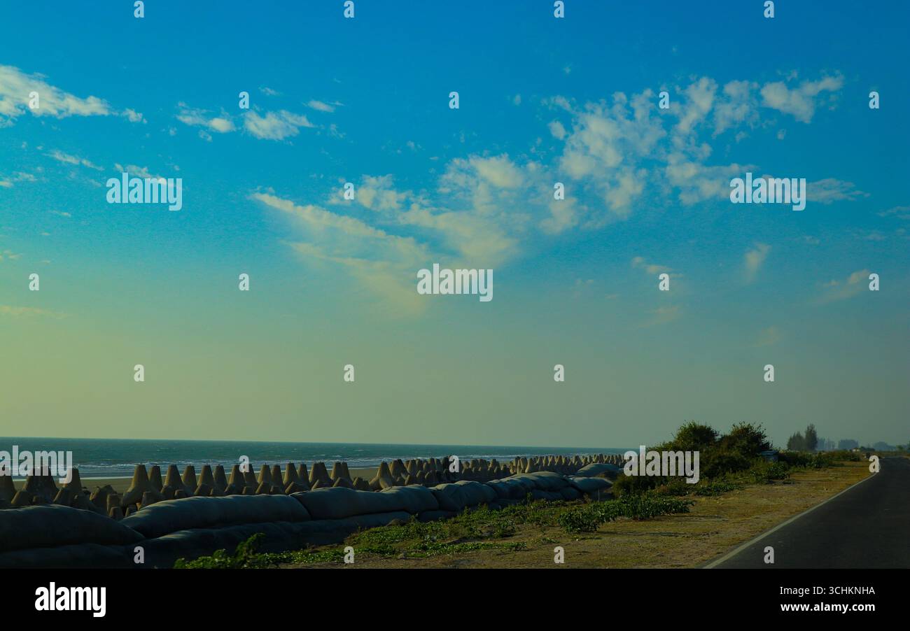 Une vue imprenable sur Marine Drive à Cox's Bazar, au Bangladesh, avec la mer sans fin d'un côté et la plus longue plage de sable du monde qui s'étend jusqu'au h Banque D'Images