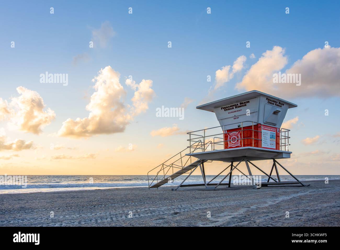 Ocean Rescue nageur debout au lever du soleil au main Beach Park sur l'île Amelia à Fernandina Beach, Floride. (ÉTATS-UNIS) Banque D'Images