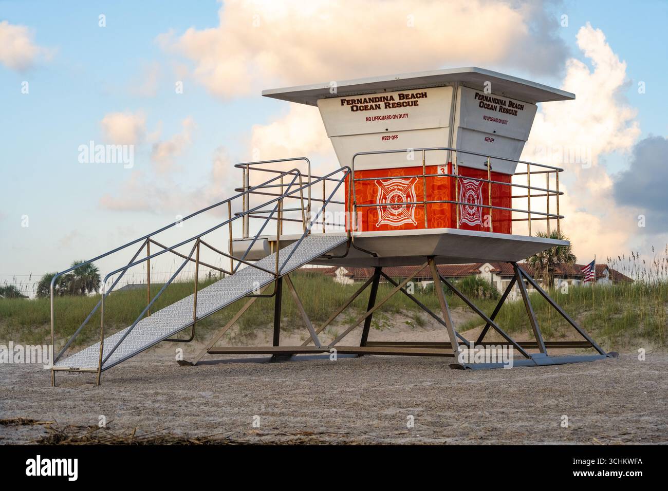 Ocean Rescue nageur debout au lever du soleil au main Beach Park sur l'île Amelia à Fernandina Beach, Floride. (ÉTATS-UNIS) Banque D'Images