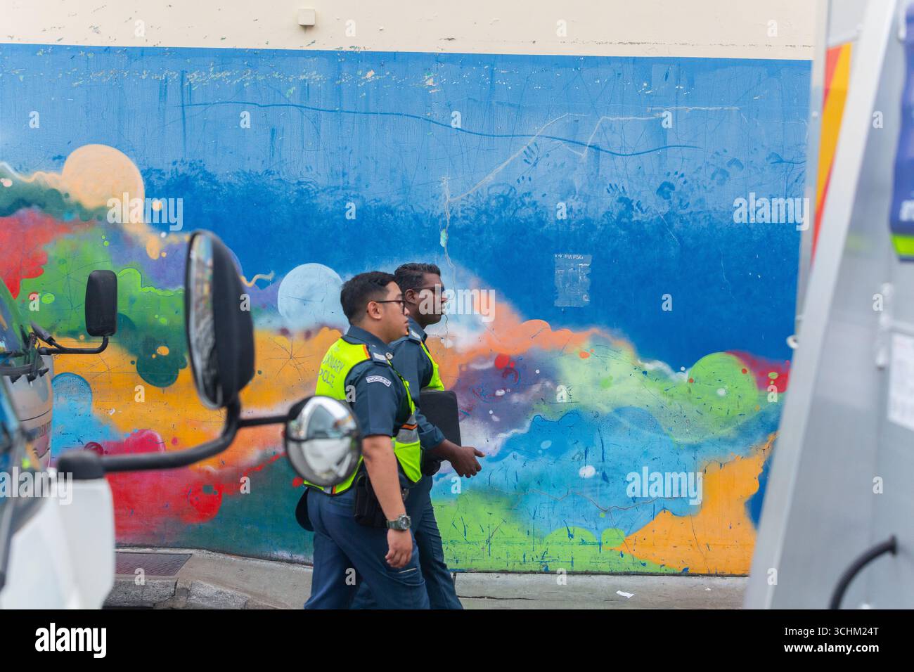 Les policiers physiques en uniforme effectuent des patrouilles dans la rue pendant la journée. Little India, Singapour. « Yeux sur le sol » supplémentaires Banque D'Images