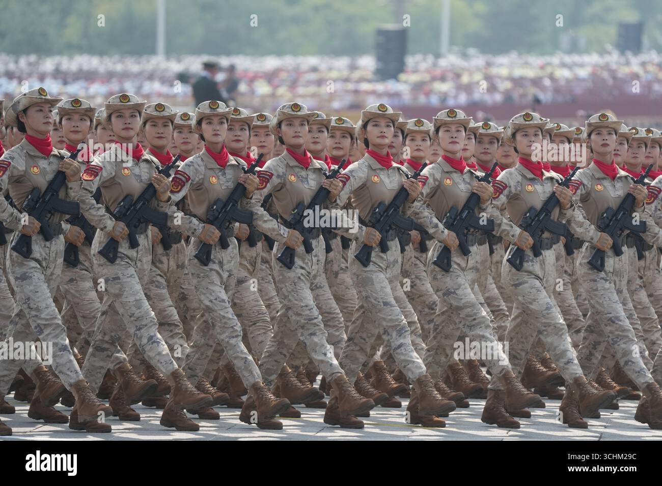 Beijing, Chine.3rd septembre 2025. La formation de la milice marche sur la place Tian'anmen lors d'un grand rassemblement pour commémorer le 80e anniversaire de la victoire dans la guerre populaire chinoise de résistance contre l'agression japonaise et la guerre antifasciste mondiale le 3 septembre 2025 à Pékin, en Chine. Crédit : Zhang Wei/China News Service/Alamy Live News Banque D'Images