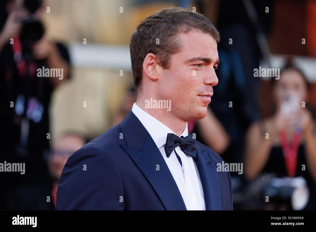 Gabriel Basso assiste au tapis rouge 'A House of Dynamite' lors du 82e Festival international du film de Venise le 2 septembre 2025 à Venise, en Italie. (Photo de Cinzia Camela/LiveMedia/Sipa USA) Banque D'Images