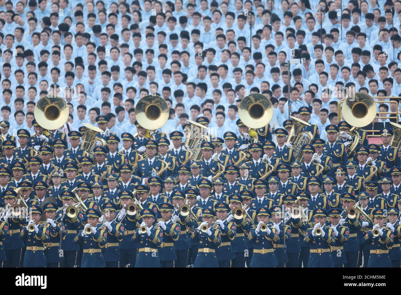 Beijing, Chine.3rd septembre 2025. Les membres de la bande militaire conjointe de l'Armée populaire de libération de la Chine (APL) se produisent lors d'un grand rassemblement pour commémorer le 80e anniversaire de la victoire dans la guerre populaire de résistance contre l'agression japonaise et la guerre antifasciste mondiale le 3 septembre 2025 à Pékin, en Chine. Crédit : Sheng Jiapeng/China News Service/Alamy Live News Banque D'Images