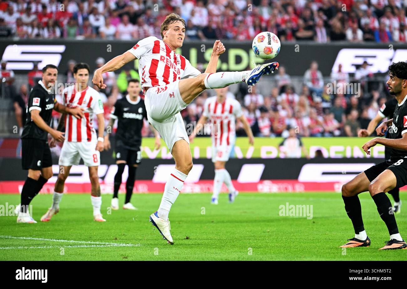 Fussball, Bundesliga, Deutschland, Herren, saison 2025/2026, Spieltag, Rhein Energie Stadion Kšln, 1. FC Kšln - SC Freiburg ; Timo HŸbers (KOE). Aktion, Einzelbild. Banque D'Images