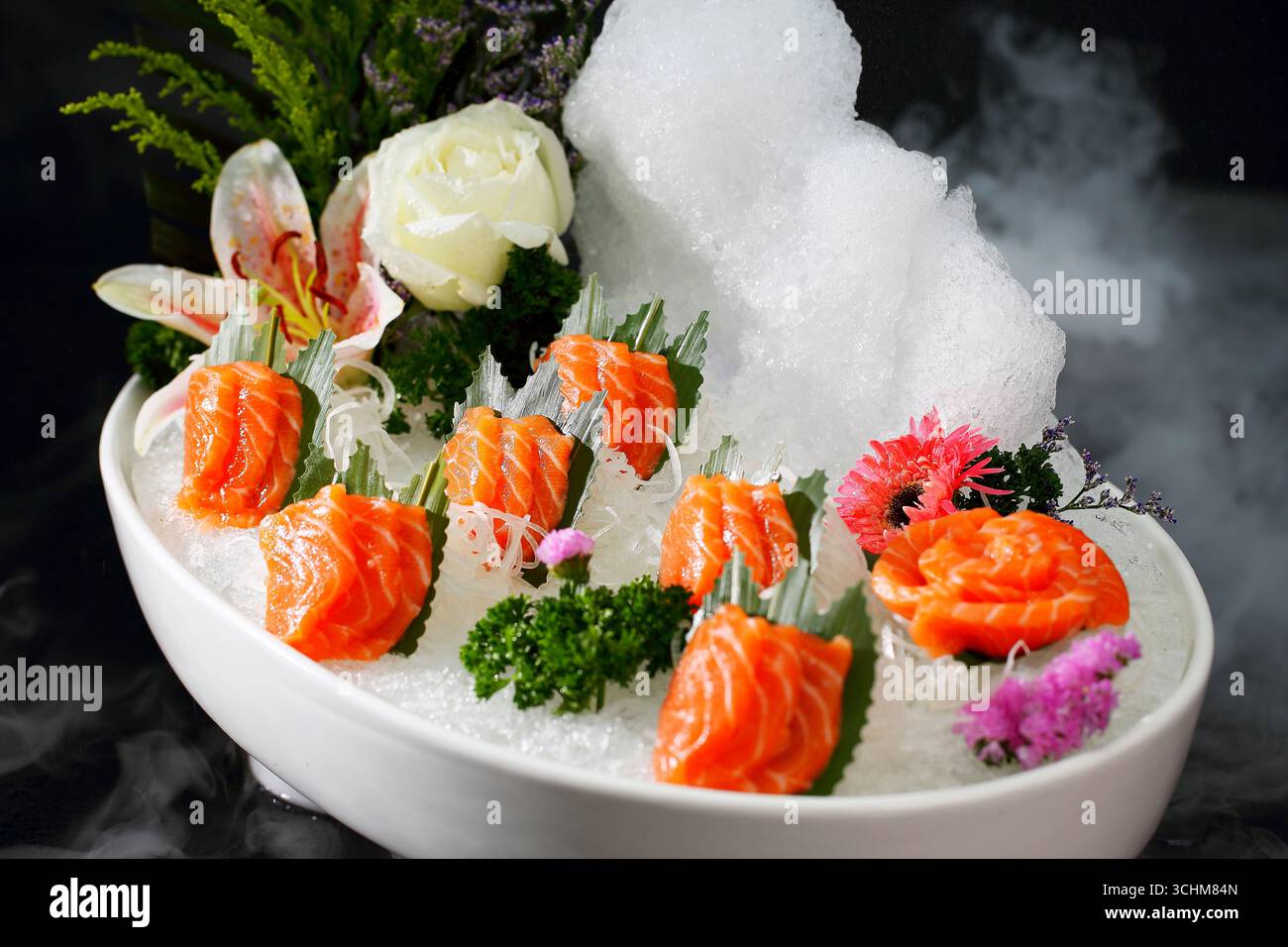Saumon Sashimi Roses on Ice Platter Banque D'Images