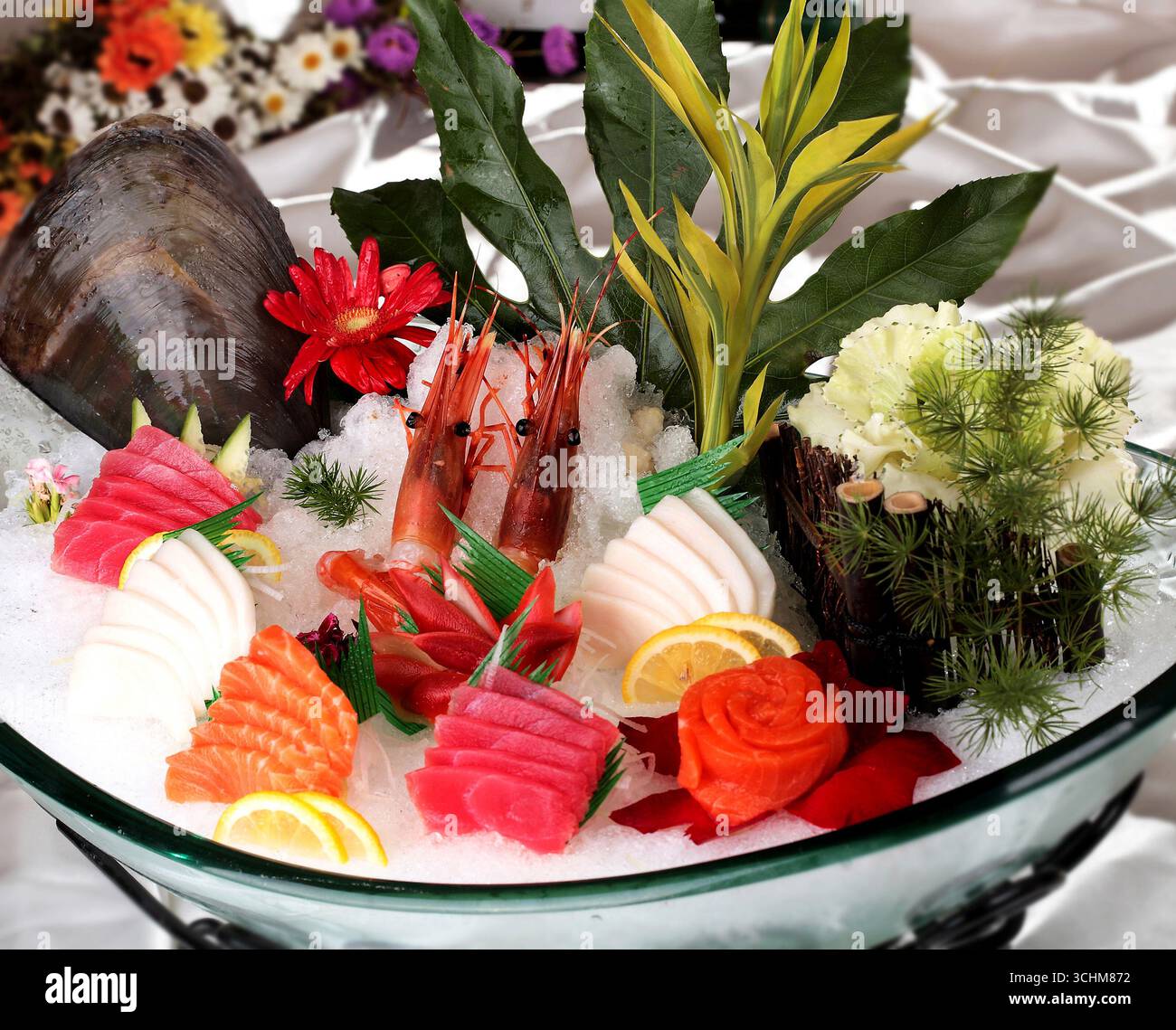 Assiette sashimi assortie avec thon, saumon et crevettes sur glace Banque D'Images