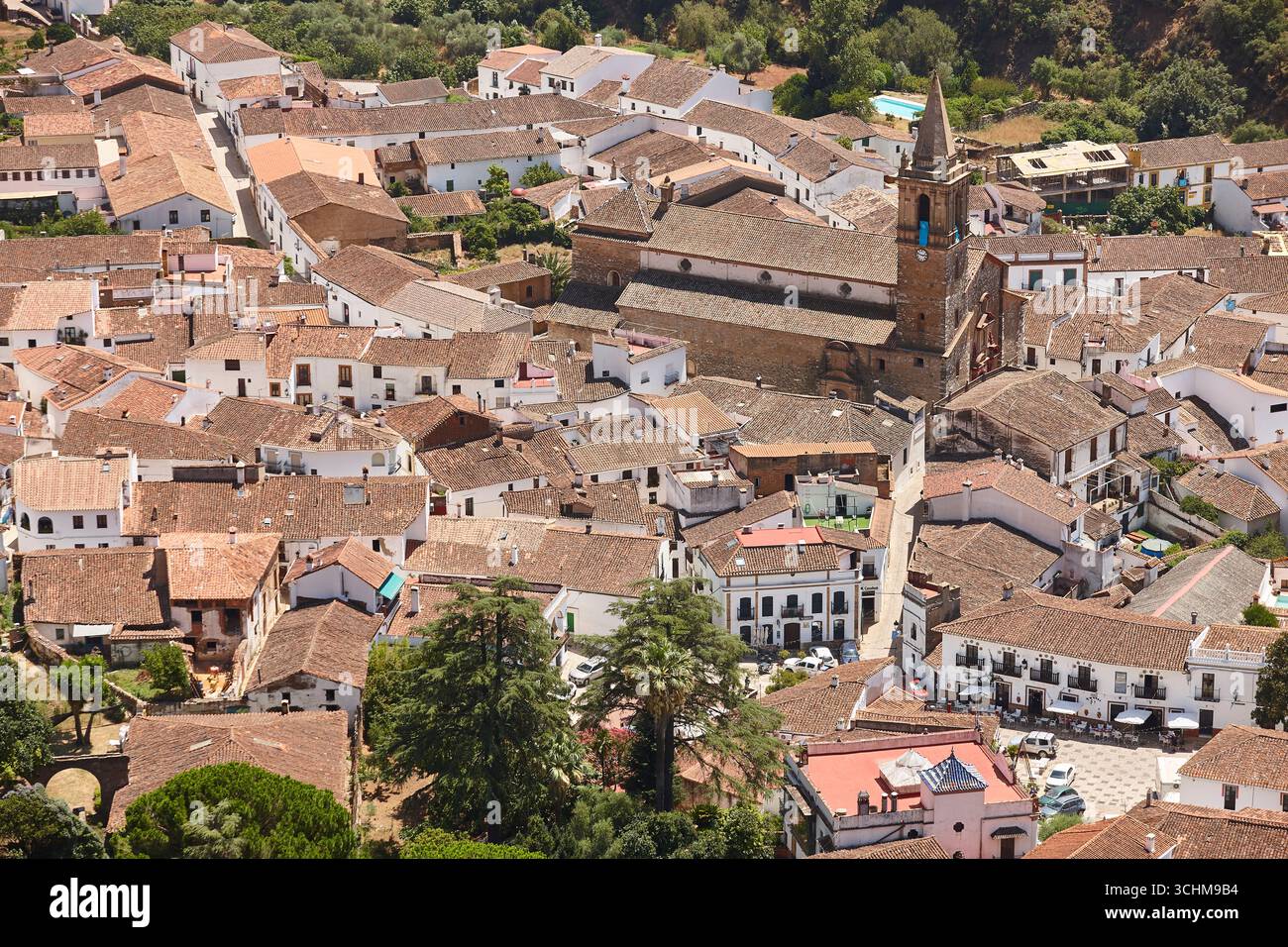 Village andalou traditionnel d'Alajar depuis le point de vue d'Arias Montano. Espagne Banque D'Images Village andalou traditionnel d'Alajar depuis le point de vue d'Arias Montano. Espagne Banque D'Images
