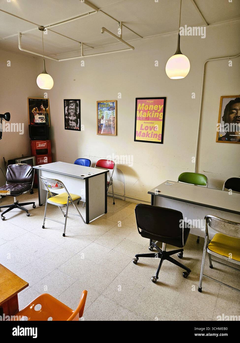 Salle de café avec concept de bureau. Yogyakarta, Indonésie - 23 septembre 2023 - Image de stock capturée avec un smartphone