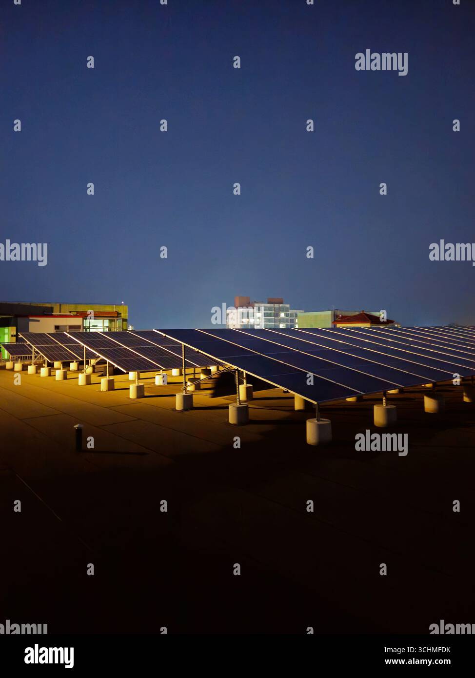 Panneau solaire sur le toit la nuit, centre commercial, Shandong, Chine Banque D'Images