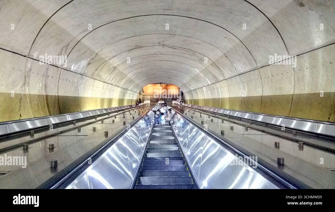 Les navetteurs sur le long escalier roulant de la station de métro Dupont Circle à Washington, DC, entouré d'une architecture de tunnel voûté. Banque D'Images Les navetteurs sur le long escalier roulant de la station de métro Dupont Circle à Washington, DC, entouré d'une architecture de tunnel voûté. Banque D'Images