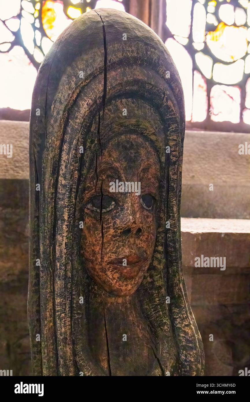 Sculpture en bois d'une tête dans une église Banque D'Images