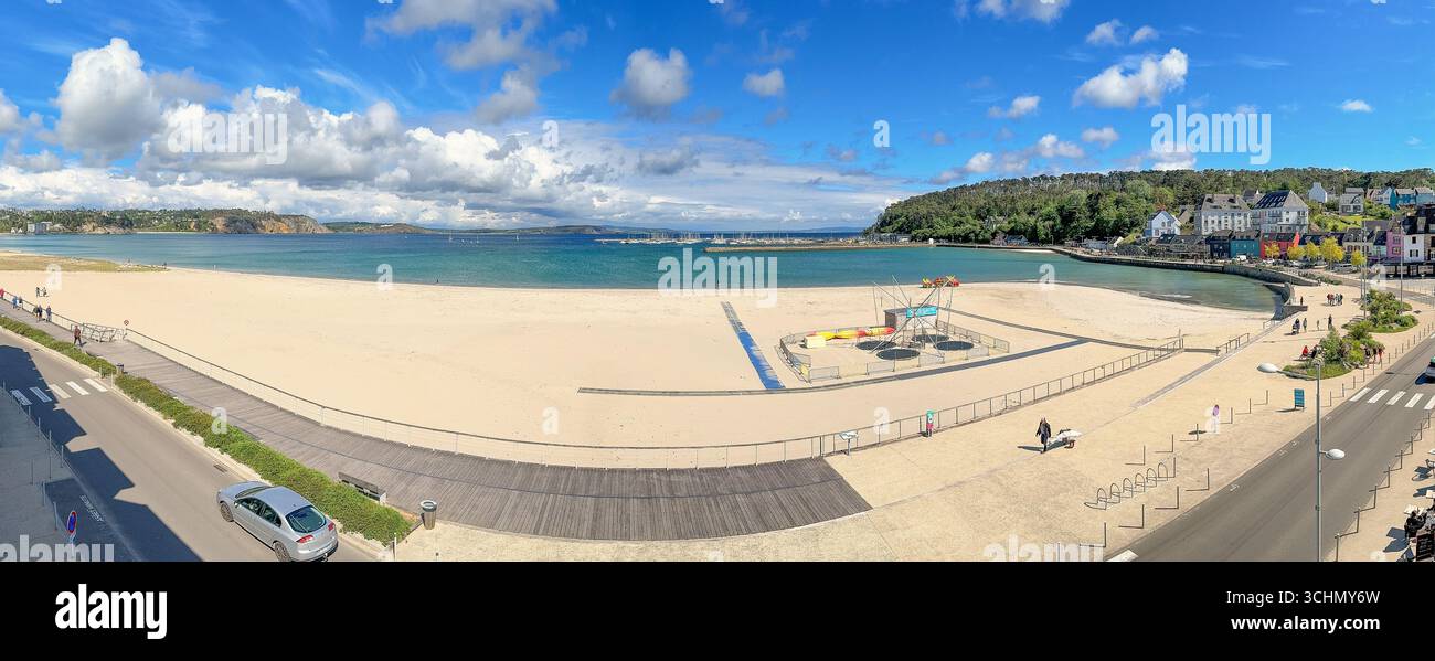 Vue panoramique sur la plage dans le village côtier de Morgat en France Banque D'Images