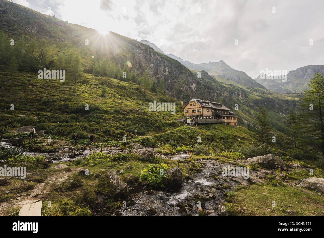 Die Gollinghütte, eine Hütte der Alpinen Gesellschaft Preintaler in den Schladminger Tauern im österreichischen Bundesland Steiermark, Am Zentralpenweg des ÖAV im Sommer 27.08.2025. // le Gollinghütte, une cabane de la Société alpine Preintaler dans le Schladminger Tauern dans la province autrichienne de Styrie, sur le sentier alpin central du ÖAV à l'été du 27 août 2025. - 20250827 PD25390 Banque D'Images