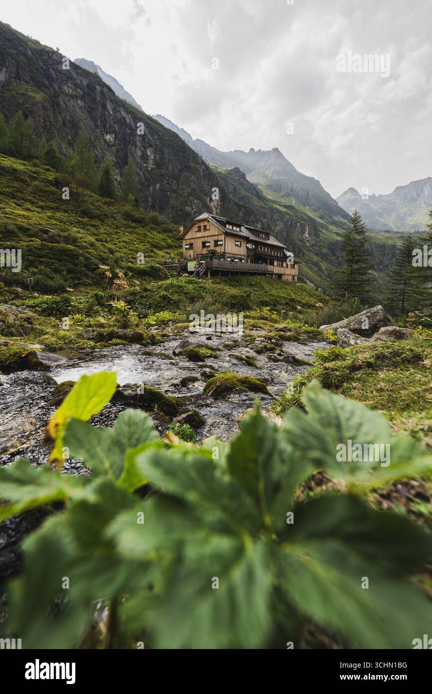 Die Gollinghütte, eine Hütte der Alpinen Gesellschaft Preintaler in den Schladminger Tauern im österreichischen Bundesland Steiermark, Am Zentralpenweg des ÖAV im Sommer 27.08.2025. // le Gollinghütte, une cabane de la Société alpine Preintaler dans le Schladminger Tauern dans la province autrichienne de Styrie, sur le sentier alpin central du ÖAV à l'été du 27 août 2025. - 20250827 PD25386 crédit : APA-PictureDesk/Alamy Live News Banque D'Images