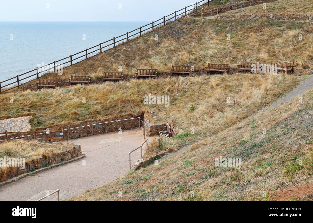 Rangée de vieux bancs en bois avec vue sur la mer à Sidmouth, East Devon Banque D'Images
