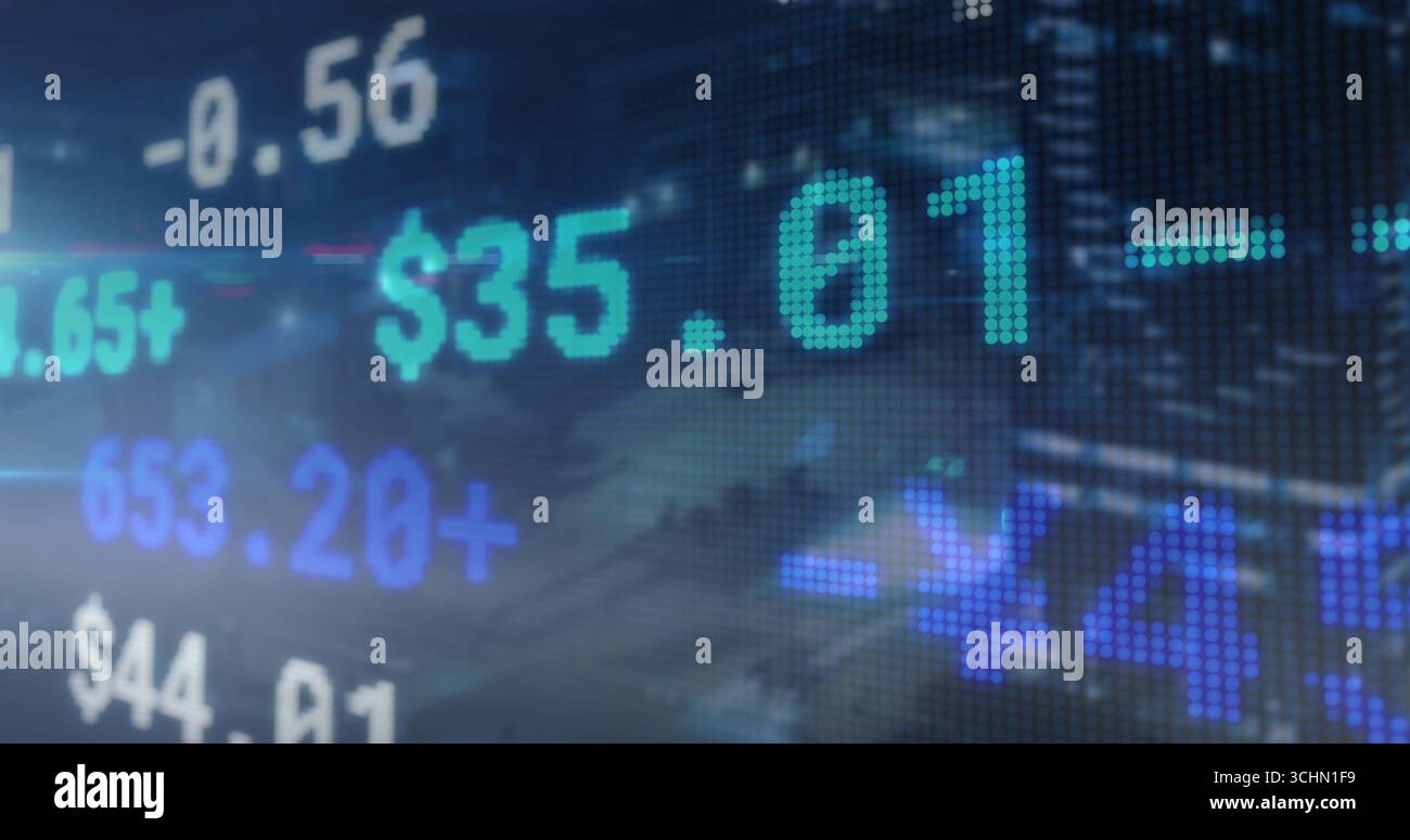 Affichage de numéros pixelisés sur l'écran de trading avec ticker LED, signe dollar, symboles plus-moins Banque D'Images