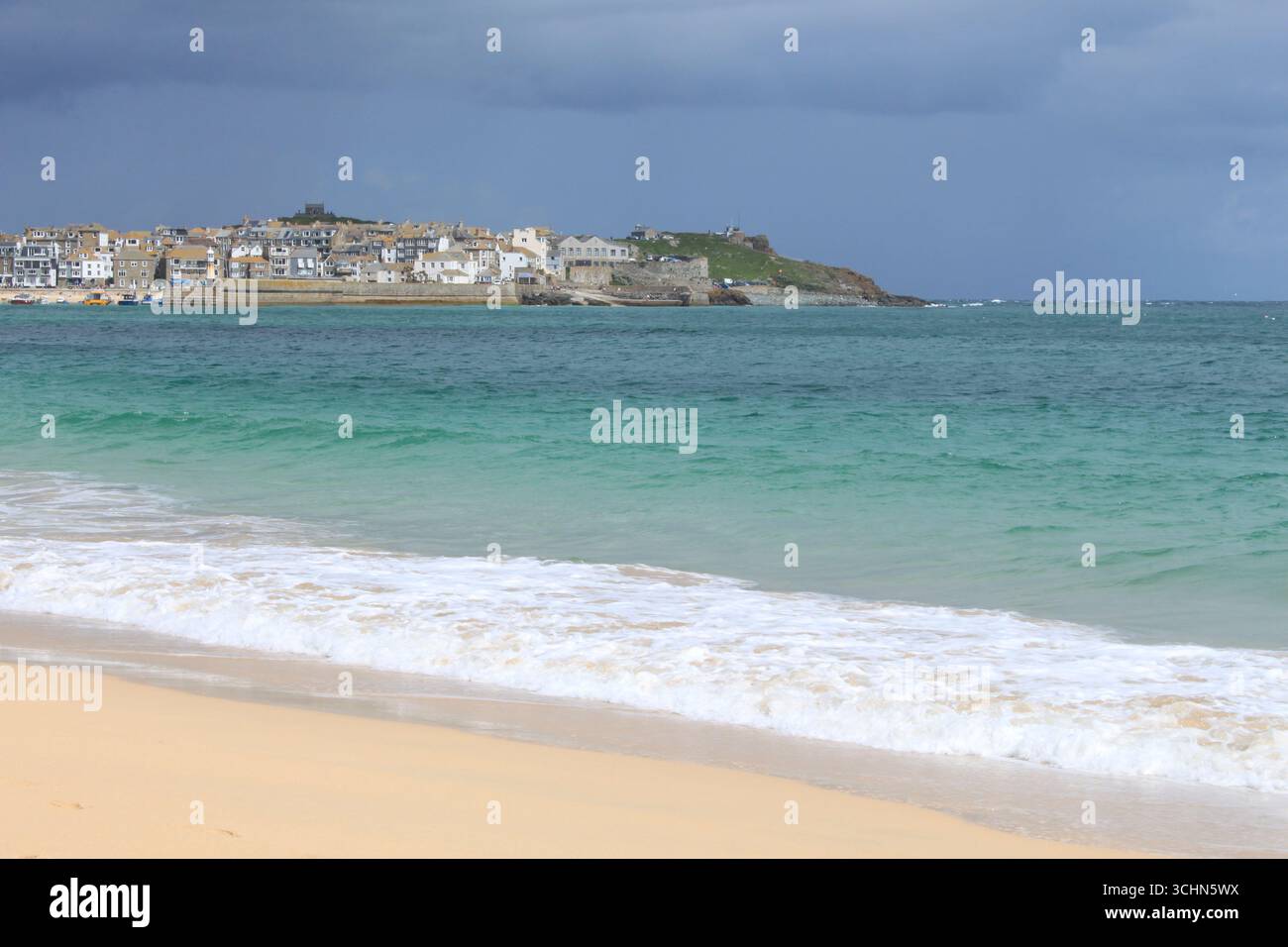 Mer turquoise avec plages sereines près de Penzance, Cornouailles, Royaume-Uni. Banque D'Images