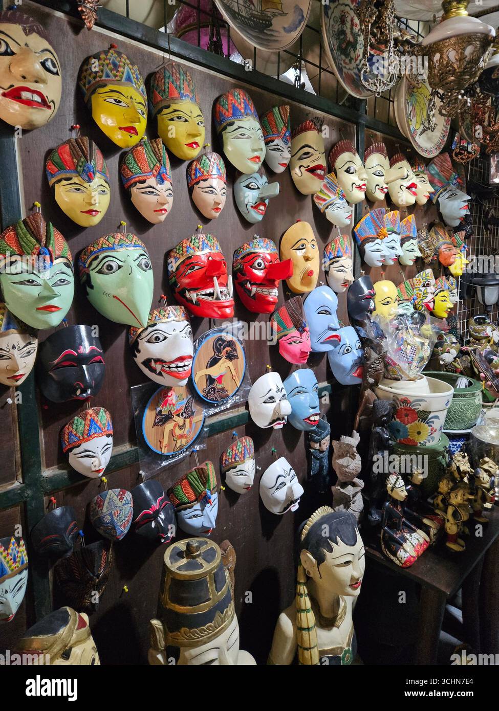 Masques colorés affichés dans la boutique de souvenirs, produits artisanaux artistiques pour la culture et le tourisme. Solo, Indonésie - 21 septembre 2023 Banque D'Images