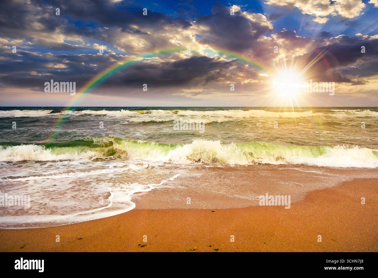 paysage de plage orageux avec des vagues éclaboussent sur le rivage de sable sous des nuages pittoresques sur le ciel au coucher du soleil. fond de nature sombre et sombre pour les voyages. vue panoramique sur Banque D'Images