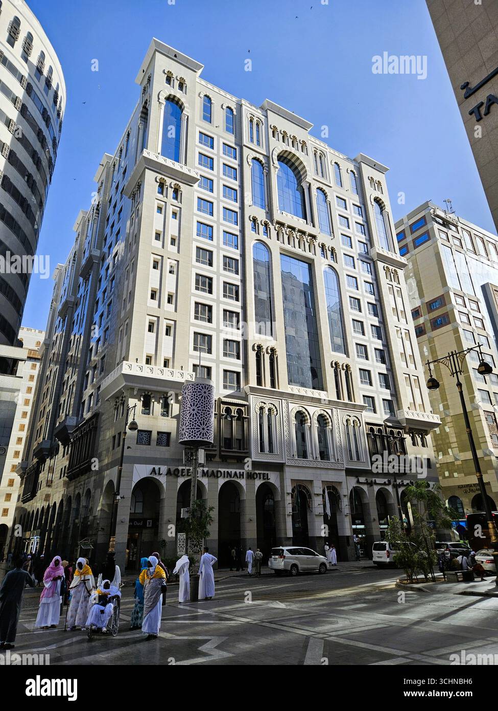 Al-Aqeeq Madinah Hotel est un bon endroit pour rester. Madinah, Arabie Saoudite - 5 mars 2024 - Image de stock capturée avec un smartphone