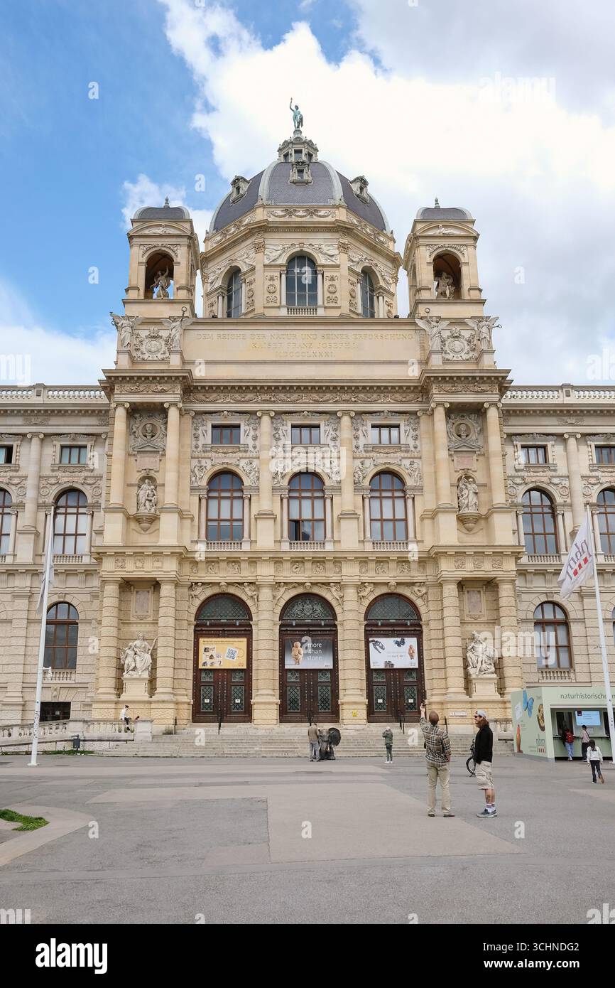 Entrée au Musée d'histoire naturelle à l'architecture néo-Renaissance : fenêtres voûtées, sculptures en pierre ornées et sculptures détaillées Banque D'Images