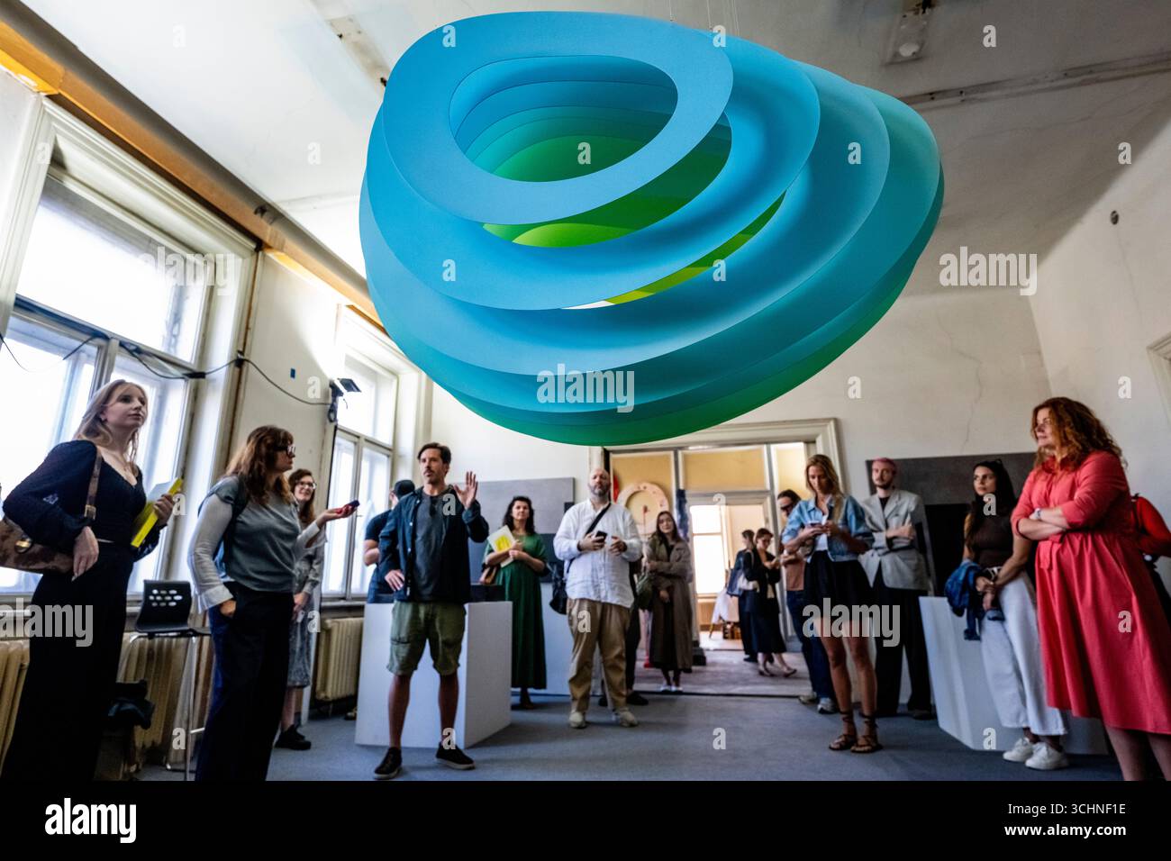 Prague, République tchèque. 03 septembre 2025. L’objet suspendu Form of Void 624 B de Jan Kalab fait partie de l’exposition Art Index Pop-up, qui présente une sélection des cinquante artistes les plus remarquables de la scène contemporaine selon le J&T Bank Art Index, 3 septembre 2025, Bellevue Palace, Prague. Crédit : vit Simanek/CTK photo/Alamy Live News Banque D'Images