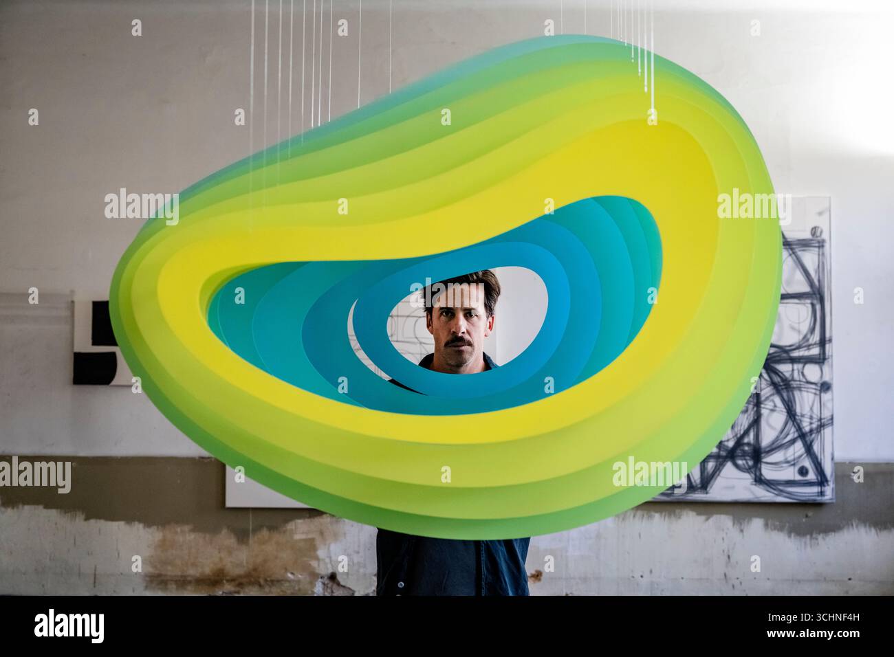 L’objet suspendu Form of Void 624 B de Jan Kalab (photo) fait partie de l’exposition Art Index Pop-up, qui présente une sélection des cinquante artistes les plus remarquables de la scène contemporaine selon le J&T Bank Art Index, 3 septembre 2025, Bellevue Palace, Prague. (CTK photo/vit Simanek) Banque D'Images