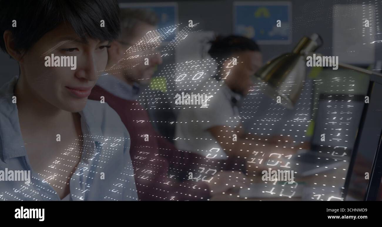 Dactylographie femme chinoise et collègues codant sur les claviers à bureau ouvert, superposition numérique, espace de copie Banque D'Images