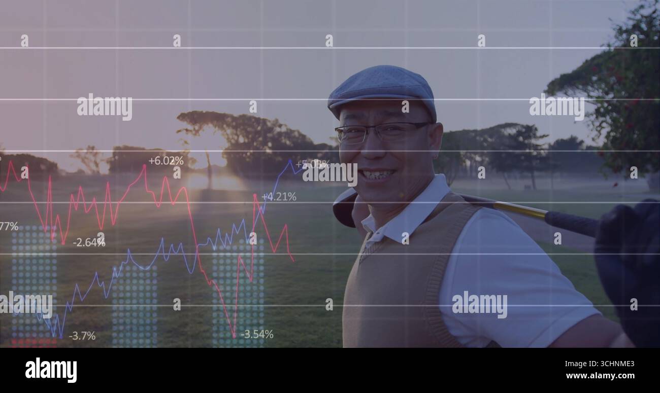 Golfeur chinois souriant tenant un club de golf sur le fairway au lever du soleil, dans une casquette plate, espace copie Banque D'Images