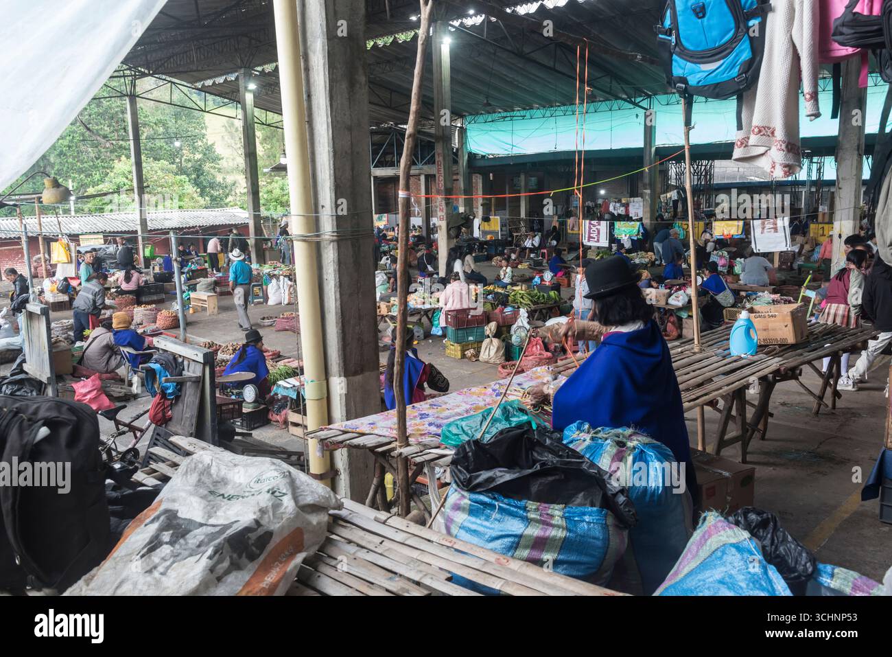 Le marché du mardi à Silvia, département de Cauca, colombie, attire de nombreux Guambiano indigènes pour acheter et vendre leurs produits alimentaires Banque D'Images