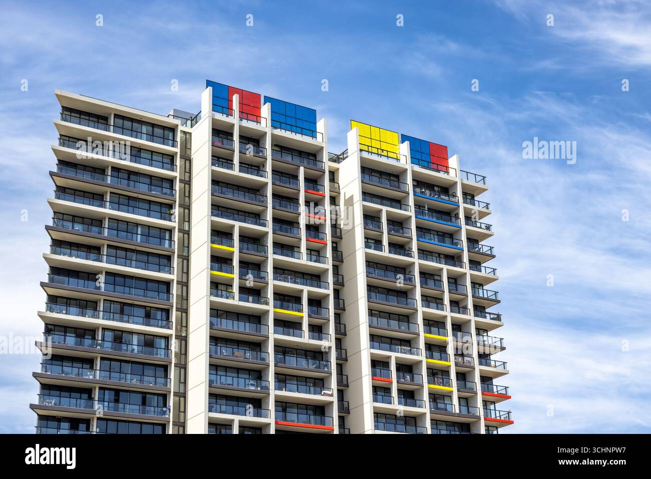 Melbourne, Australie, 1er janvier 2023 : architecture moderne colorée et géométrique sur le front de mer à Melbourne. Design de style Mondrian avec ciel d'été Banque D'Images