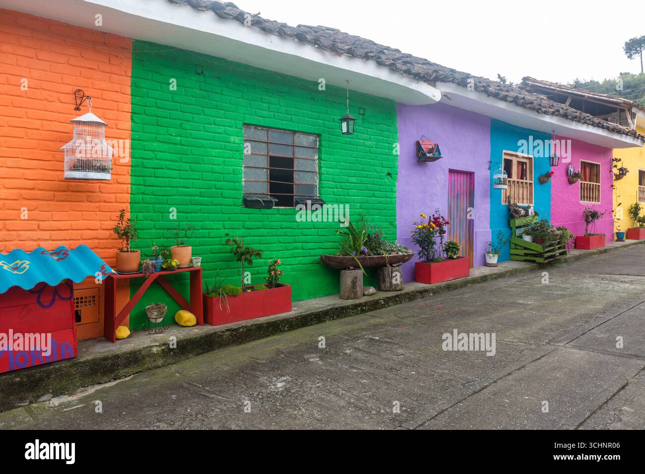Maisons aux couleurs vives à Silvia, département de Cauca, Colombie Banque D'Images