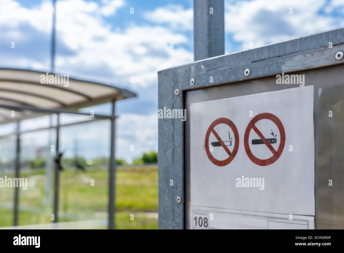 Panneaux interdisant de fumer et de vapoter dans un abri de bus, avec espace réservé au texte, indiquant les restrictions dans les zones de transport public et les règlements sanitaires Banque D'Images