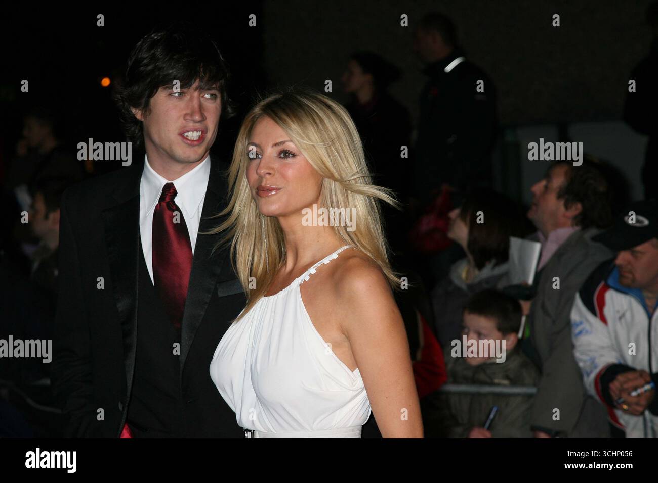 Vernon Kaye et Tess Daly assistent aux prix « Pride of Britain » aux National Televsion Studios, Londres, le 6 novembre 2006 Banque D'Images