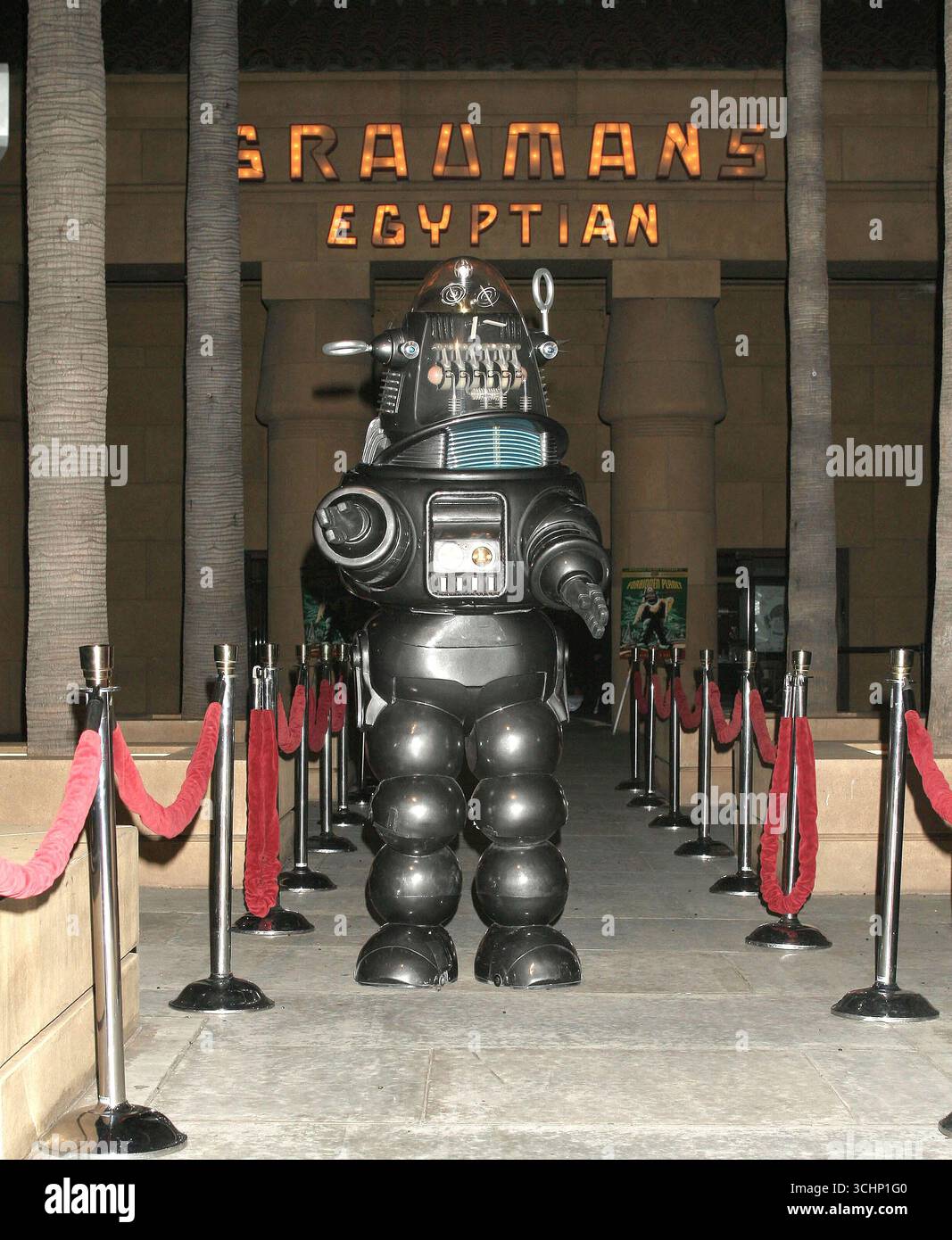 Robby the robot au gala du 50e anniversaire de Forbidden Planet et lancement de l'édition spéciale 2 disques Collectors. L'événement a eu lieu au théâtre égyptien à Hollywood - 08 novembre 2006 Banque D'Images
