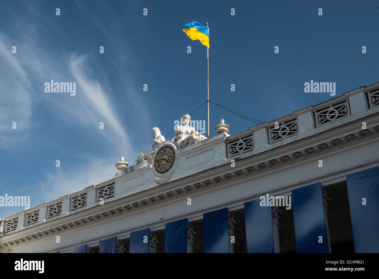 Le drapeau ukrainien survole l'hôtel de ville d'Odessa Banque D'Images