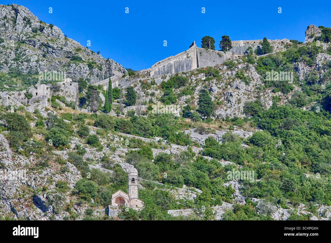 Les murs de Kotor s'étendent autour de la colline de San Giovanni et sont plus de 4,5 km de long, il suit la forme de la ville et des collines, Kotor, Monténégro Banque D'Images Les murs de Kotor s'étendent autour de la colline de San Giovanni et sont plus de 4,5 km de long, il suit la forme de la ville et des collines, Kotor, Monténégro Banque D'Images
